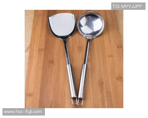 Prada不锈钢勺子售价1300元网友质疑其价值客服给出回应引发热议 Prada不锈钢勺子售价1300元网友质疑其价值客服给出回应引发热议